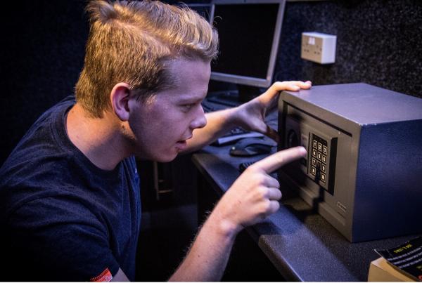 escape room Trapped Undercover